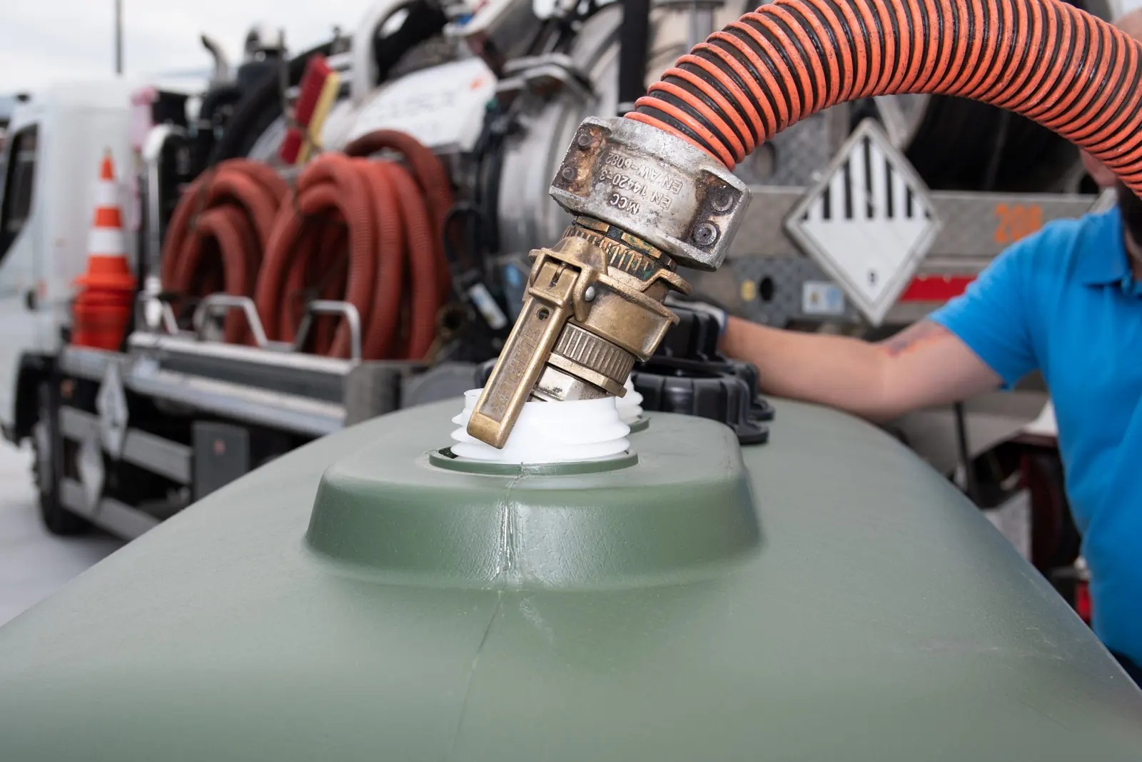Técnico de Codisoil conectando la manguera de aspiración a un depósito de gasóleo