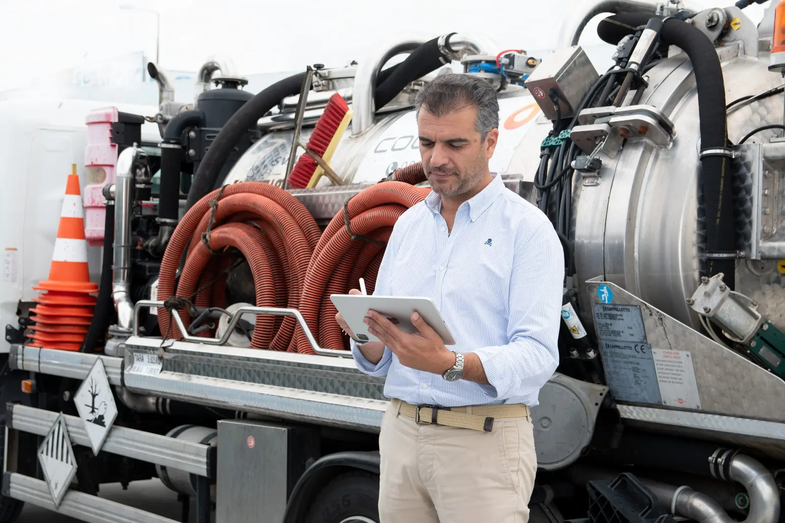 Técnico de Codisoil junto a un camión hidrodinámico